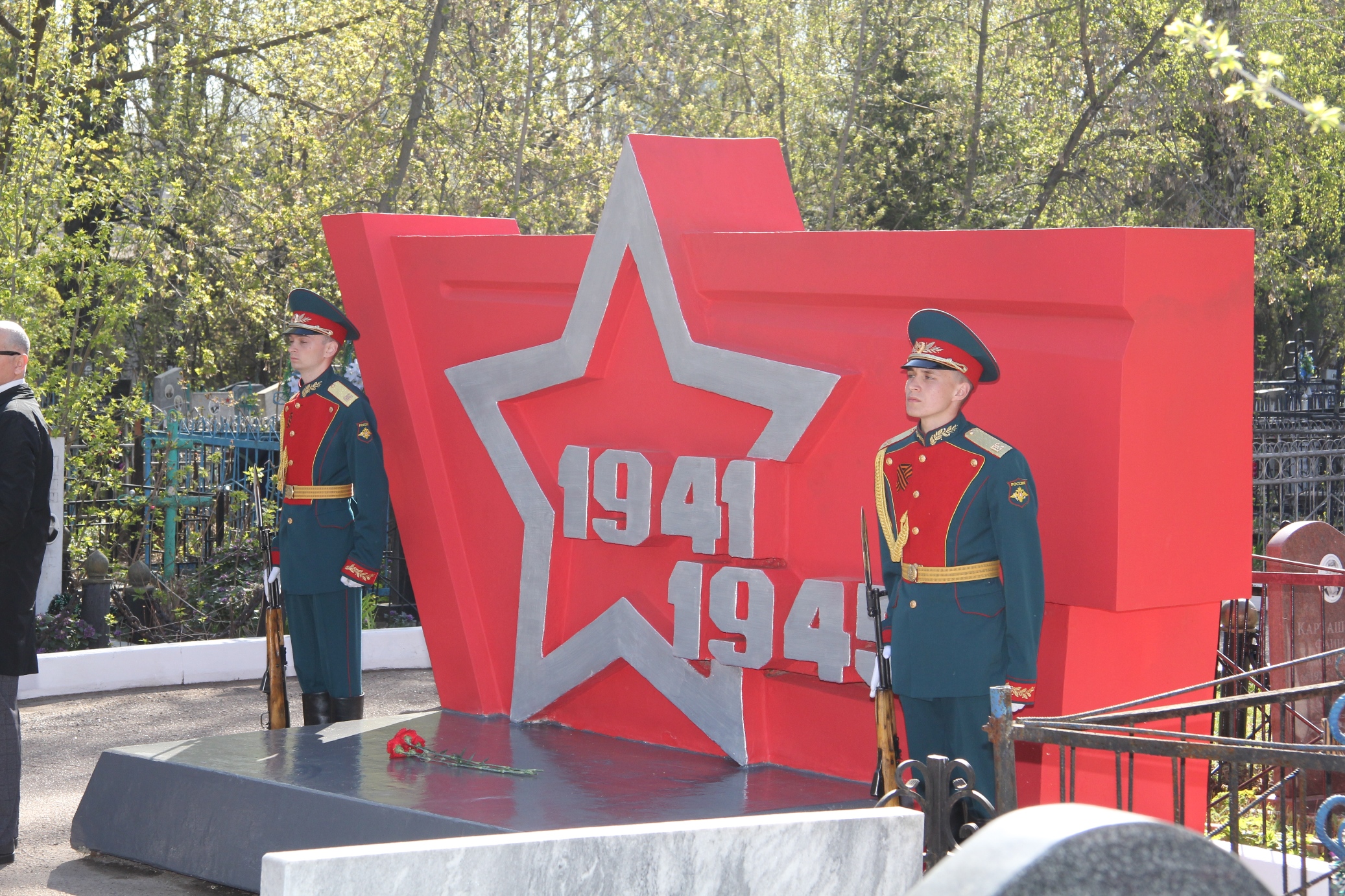 Возложение цветов к памятнику Солдату-Освободителю на Архангельском кладбище, а также к памятному знаку воинам-иностранцам, умершим в госпиталях Казани в военные годы (09 мая 2022 г.)